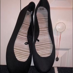 Flat dress shoes